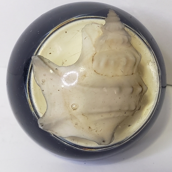 Night Light with Conch Shell Inside 3-D Style Vintage 2.25” Lucite Plug In - Picture 2 of 6